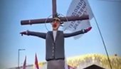 BLOKADERSKA BOLEST NEMA GRANICE Sraman prizor u Nišu: Razapeli lutku sa Vučićevim likom na krst (FOTO)