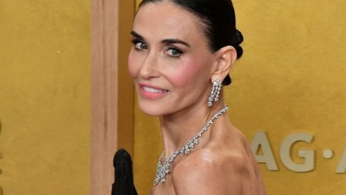 ДЕМИ МУР ИЗГЛЕДА КАО АВЕТ: Синоћ на додели САГ награда одушевила одабиром хаљине али сви причају само о једном!