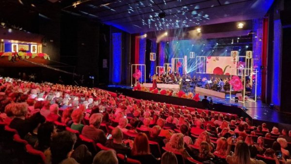 ПРВА НАГРАДА ЗА БОРИВОЈА АНЂЕЛИЋА : У Новом Саду одржан одржан 36. фестивал нове русинске песме,  „Ружин врт“