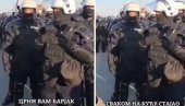 BLOKADERI POČELI I DA KUNU: Policajcima koji obezbeđuju neprijavljen skup priželjkuju smrt i crne barjake na kući! (VIDEO)