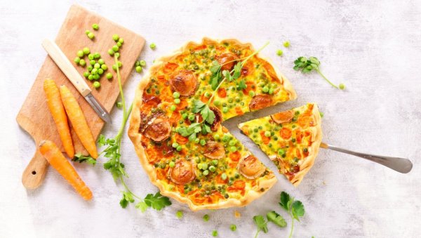 СА ГРАШКОМ И КОБАСИЦАМА: Богати киш