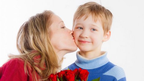 ПРЕДНОСТИ И МАНЕ ПРЕТЕРАНИХ ПОХВАЛА ДЕЦЕ: Кад петица закамуфлира заслужену тројку