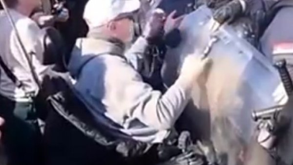 БЛОКАДЕРИ ГУРАЈУ ОСОБЕ СА ИНВАЛИДИТЕТОМ ПРЕД ПОЛИЦИЈУ: Хаос на протесту, човек у колицима у првом реду (ВИДЕО)