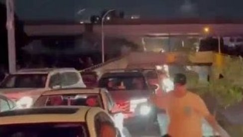 UDAR NA AGRESORA: Narod juriša na američku ambasadu (VIDEO)