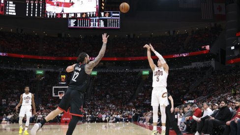 NAMESTIO JE RUKU: Kada je sam na šutu za tri poena, sjajni Amerikanac ne promašuje