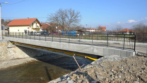 ĆUPRIJA SPAJA NASELJA: Izgrađen novi most preko reke Ribnice u istoimenom kraljevačkom naselju