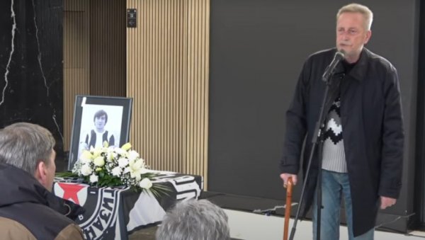 ЕМОЦИЈЕ КУЉАЛЕ У ХУМСКОЈ: Потресна комеморација легенди ФК Партизан (ВИДЕО)