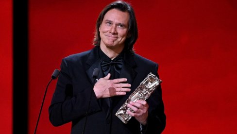 ФАНОВИ НЕ ВЕРУЈУ ДА ЈЕ ЏИМ КЕРИ ЗАИСТА ДЖИМ КЕРИ: Глумчев тим се огласио након прича да је награду уместо њега преузео дублер?