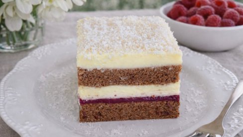 KREMASTI KOLAČ SA ŠUMSKIM VOĆEM I ORASIMA: Jednostavan za pripremu, a neodoljivog ukusa