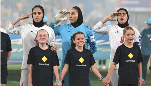 ПРКОСЕ ЦЕЛОМ СВЕТУ! Ево шта су фудбалерке Ирана урадиле док бомбе падају на њихову земљу (ВИДЕО)