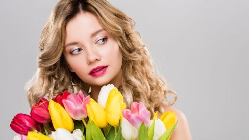 ДВЕ НИЈАНСЕ ЋЕ ОБЕЛЕЖИТИ ПРОЛЕЋЕ 2026: Заборавите на хладне тонове косе