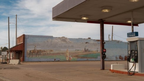 NAGLI PORAST CENE NAFTE: Katastrofalna situacija na tržištu - Neke zemlje počele da uvode restrikcije na pumpama