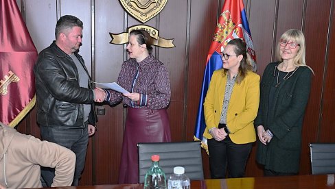 ПОДРШКА РАСЕЉЕНИМА СА КОСОВА У ЋУПРИЈИ: Грађевински материјал за завршетак четири куће