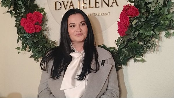 БАКШИШ САМ ПОШТЕНО ЗАРАДИЛА, А УВЕК ГА ДЕЛИМ СА СВОЈИМ МУЗИЧАРИМА: Јана Тодоровић о искрености, каријери и поштовању према колегама (ФОТО)