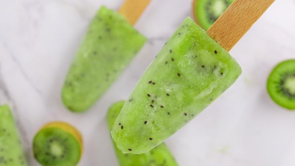 НАПРАВИТЕ САМИ: Сладолед од кивија