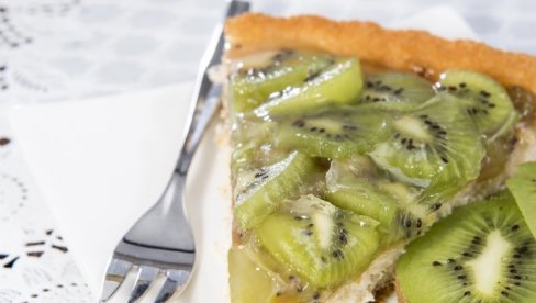 СА КИВИЈЕМ И БАНАНАМА: Јогурт слаткиш