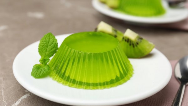 ОСВЕЖАВАЈУЋИ ДЕСЕРТ: Домаћи желе од кивија, једноставан, ефектан и веома укусан
