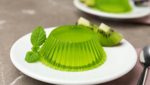OSVEŽAVAJUĆI DESERT: Domaći žele od kivija, jednostavan, efektan i veoma ukusan