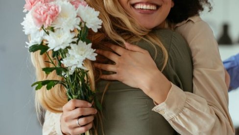 ОВАЈ ЦВЕТ НИКАКО НЕ ПОКЛАЊАЈТЕ ЖЕНАМА ЗА 8. МАРТ: Верује се да доноси само несрећу