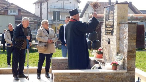 ТРАГИЧНО ИЗГУБИО ЖИВОТ НА ДУЖНОСТИ: Отривена спомен-чесма посвећена убијеном младом полицајцу Николи Крсмановићу (ФОТО)