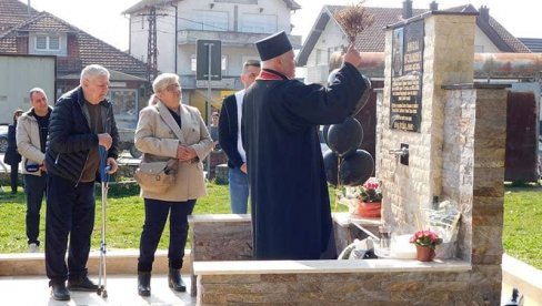 ТРАГИЧНО ИЗГУБИО ЖИВОТ НА ДУЖНОСТИ: Отривена спомен-чесма посвећена убијеном младом полицајцу Николи Крсмановићу (ФОТО)