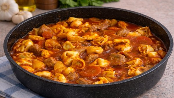 СВИЊСКО МЕСО СА ПОВРЋЕМ И ТЕСТЕНИНОМ: Домаће јело у богатом сосу