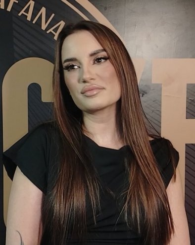 СКРЕЋЕ СЕ ПАЖЊА НА ЉУДИ КОЈИ СУ ЗАХВАЋЕНИ РАТОМ: Барбара Бобак о новој песми,  лепом изгледу, проблемима на Блиском истоку (ФОТО)