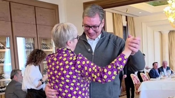 СРЕЋАН ШТО ИХ ИМАМ И БЕСКРАЈНО ЗАХВАЛАН Вучић приредио свечаност за жене које раде у Председништву (ВИДЕО)