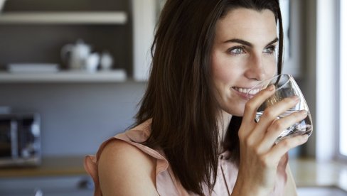 ШТА СЕ ДЕШАВА У ТЕЛУ АКО ПОПИЈЕТЕ ВОДУ НА ПРАЗАН СТОМАК: Има важан ефекат на здравље