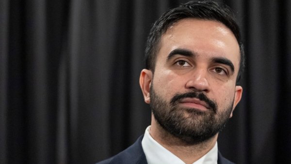 ПЛАМЕН И ДИМ ИСПРЕД РЕЗИДЕНЦИЈЕ ГРАДОНАЧЕЛНИКА: Бачена експлозивна направа, сумња се на тероризам (ВИДЕО)