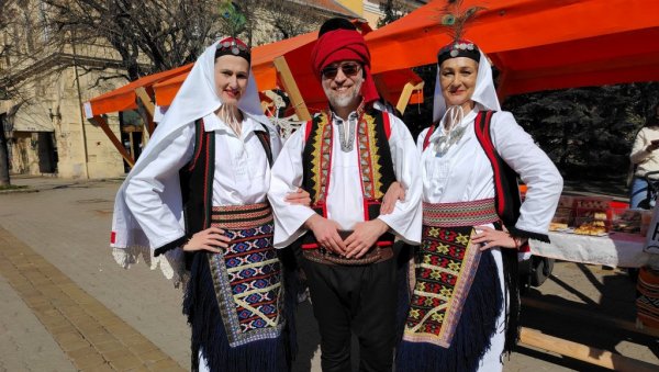 ДОБРА ЏОКА ЖЕНИЛА ЈЕ МОМКА: На базару у Кикинди, поред хране и пића, приказане и народне ношње са Змијања (ФОТО)