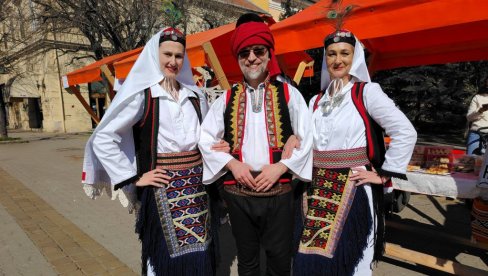 DOBRA DŽOKA ŽENILA JE MOMKA: Na bazaru u Kikindi, pored hrane i pića, prikazane i narodne nošnje sa Zmijanja (FOTO)