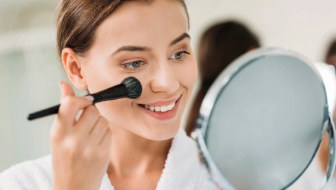 OVAJ NAČIN NANOŠENJA RUMENILA BIĆE HIT PROLEĆA: Šta je tehnika cveta trešnje?