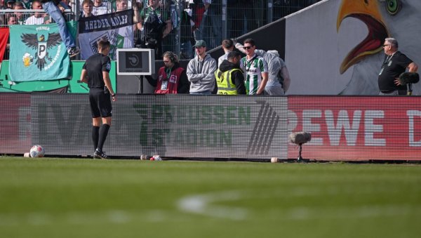 КАКВА СЦЕНА У НЕМАЧКОЈ: Навијачи угасили ВАР, судија није могао да погледа снимак (ВИДЕО)