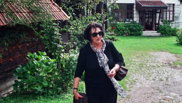 ЏЕМПЕРЕ ИЗ СИРОГОЈНА НОСИЛЕ СУ И КРАЉИЦЕ: Недавно преминула Добрила Смиљанић , златиборске плетиље извела на светски модну сцену