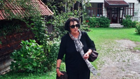 DŽEMPERE IZ SIROGOJNA NOSILE SU I KRALJICE: Nedavno preminula Dobrila Smiljanić , zlatiborske pletilje izvela na svetski modnu scenu