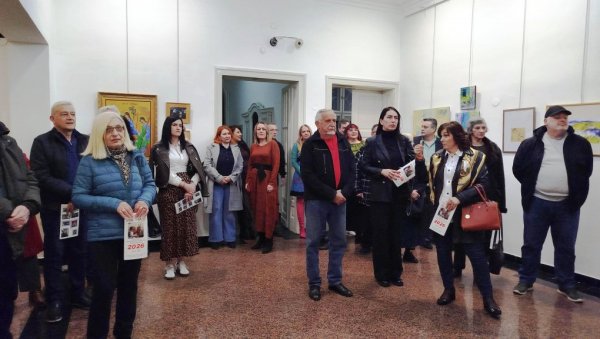 ЖЕНСКИ “РУКОПИС“ СЕНЗИБИЛНИЈИ: Изложба „Жене уметнице“ пред параћинском публиком (ФОТО)