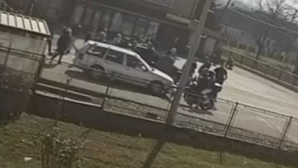 БЛОКАДЕРИ ФАШИСТИ ЛИНЧУЈУ ПЕНЗИОНЕРА: Скачу му по хауби, урлају, жена у колима се испрепадала! (ВИДЕО)