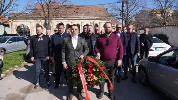 ОДАЛИ ПОШТУ СЛОБОДАНУ МИЛОШЕВИЋУ: Функционери и чланови Покрета социјалиста Александра Вулина на гробу некадашњег председника Србије (ФОТО)