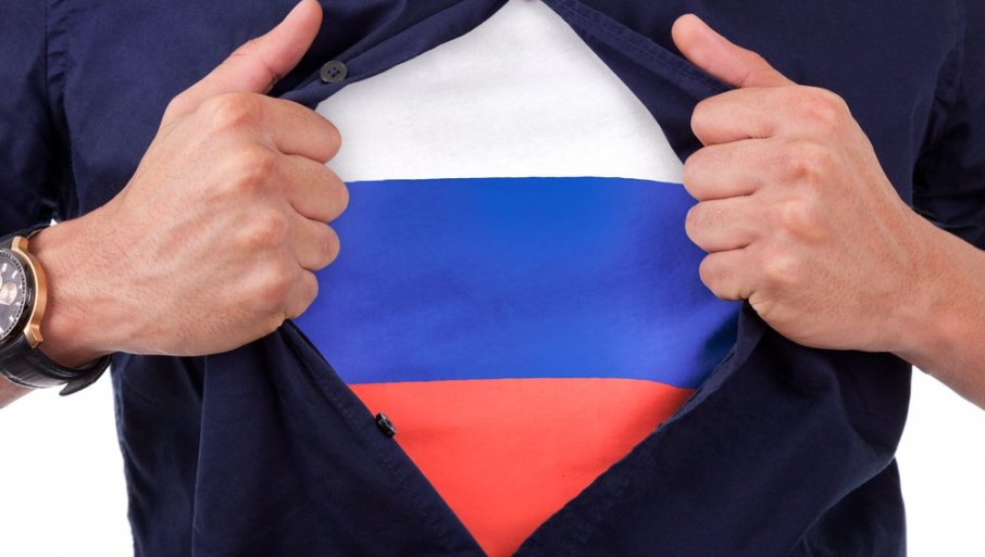 УКРАЈИНАЦ У СРБИЈИ ОКРЕНУО ЛЕЂА РУСКОЈ ЗАСТАВИ: Није могао ни да сања шта ће потом да се деси (ВИДЕО)