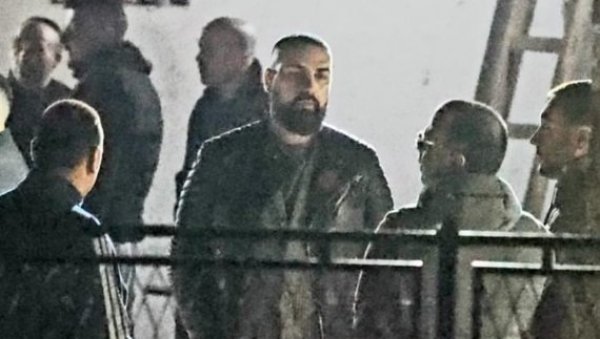 БОЛНЕ СЦЕНЕ ИСПРЕД ДАРКОВЕ КУЋЕ У БРЕСТАЧУ: Лазић у сузама, колеге и пријатељи га окружили, супруга Каћа не одваја се од њега (ФОТО)