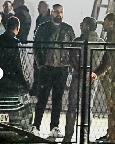 БОЛНЕ СЦЕНЕ ИСПРЕД ДАРКОВЕ КУЋЕ У БРЕСТАЧУ: Лазић у сузама, колеге и пријатељи га окружили, супруга Каћа не одваја се од њега (ФОТО)