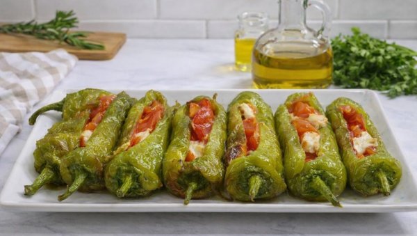 ЗАПЕЧЕНЕ ПАПРИКЕ СА ПАРАДАЈЗОМ И ЧЕДАР СИРОМ: Савршен су спој лаганог поврћа и богатог укуса