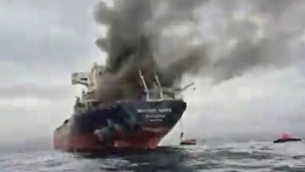 ДИМ КУЉА У НЕБО, ЧЛАНОВИ ПОСАДЕ НЕСТАЛИ: Појавио се снимак иранског напада на тајландски брод у Ормуском мореузу (ВИДЕО)