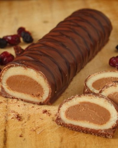 СЛАТКА ЧАРОЛИЈА: Чоколадни ролат са марципаном, уживање за сва чула