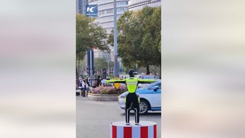 OVO MORATE VIDETI: Robot reguliše saobraćaj tokom jutarnjeg špica (VIDEO)