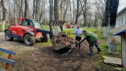 UREDILI PARK I PORTU PRAVOSLAVNOG HRAMA: Akcija vrednih žitelja Srpskog Itebeja 