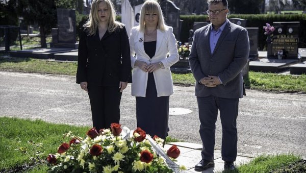 ПРЕНОСЕ ЗАВЕШТАЊЕ ДОБРОТЕ И ЛЕПОТЕ: У Новом Саду почињу Антићеви дани, положени венци на гроб великог песника (ФОТО)