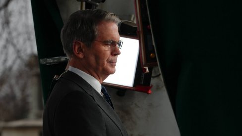 УРГЕНТНА СИТУАЦИЈА У ВАШИНГТОНУ: Трамп звао министра усред интервјуа, вратио се видно узнемирен