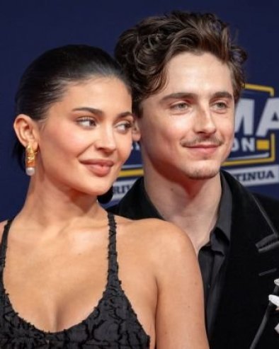 ДА ЛИ БИСТЕ НОСИЛИ ОБРВЕ КАО КАЈЛИ ЏЕНЕР? Нови тренд или бизарни тренутак у свету шминке? (ФОТО)